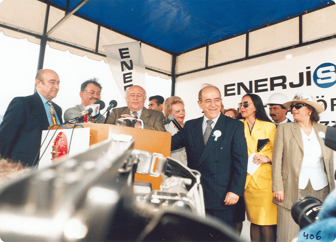 Enerjisa Üretim'in köklü geçmişini ve sanayileşme tarihindeki yerini temsil eden arşivlik bir açılış töreni karesi.